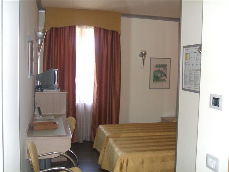 Hotel Mediterraneo Stagno Habitación foto